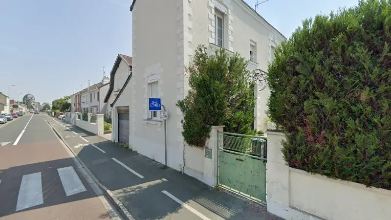 Vue de la rue devant 1,2,3 AutoService, Angers