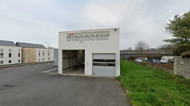 Vue de la rue devant Contrôle Technique Diagnosur MONTAUBAN DE BRETAGNE, Montauban-de-Bretagne