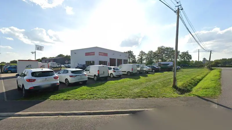 Vue de la rue devant Automobiles du Roussay - Motrio, Saint-Étienne-du-Bois