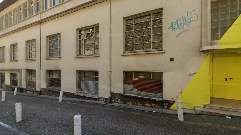 Vue de la rue devant l'arsouille garage associatif, Annonay