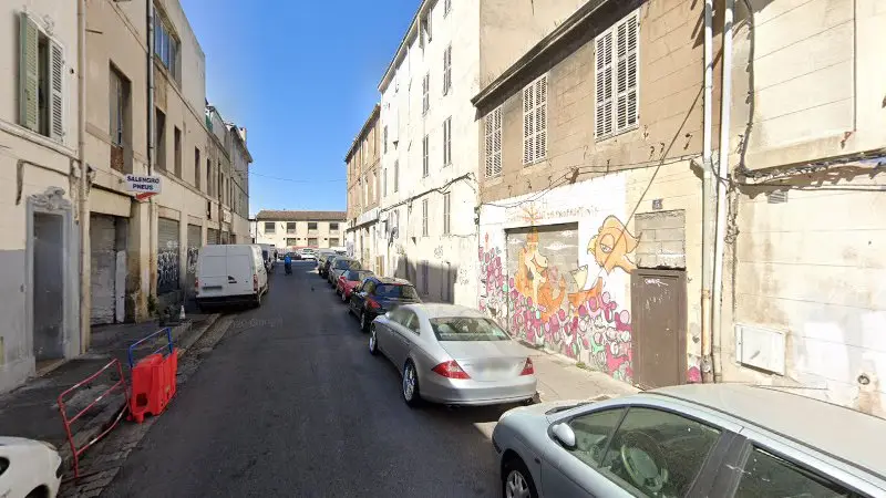 Vue de la rue devant Salengro Pièces Détachées- Mécanique générale-ventes véhicules, Marseille