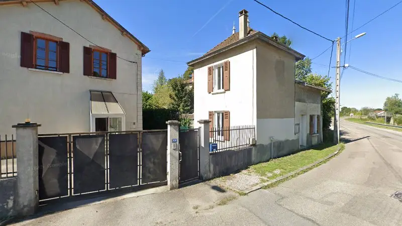 Vue de la rue devant en réparation automobile, Les Abrets en Dauphiné