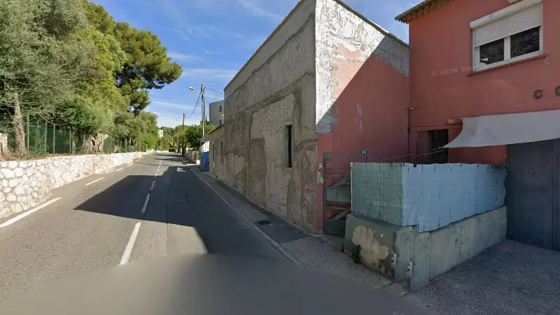 Vue de la rue devant Garage St - Roch, Sanary-sur-Mer