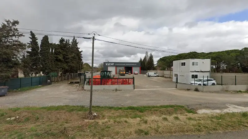 Vue de la rue devant V2R Carrosserie, Portiragnes