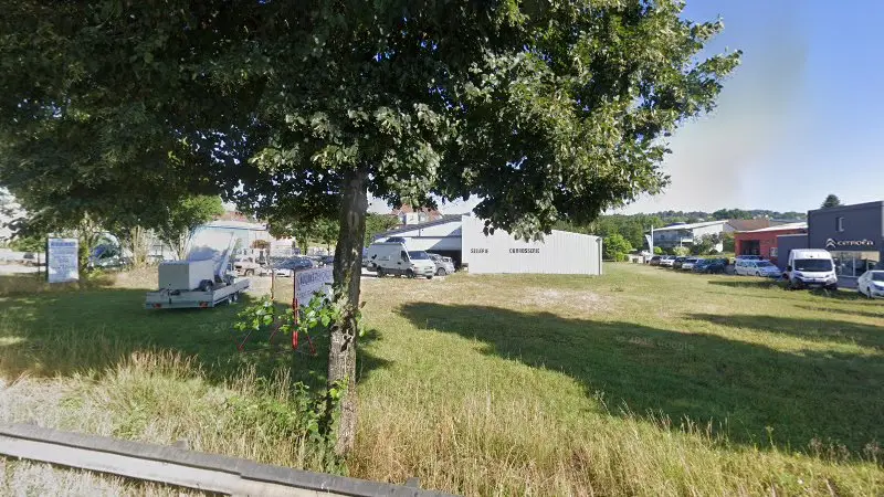 Vue de la rue devant Carrosserie Sellerie De Pirey, Pirey