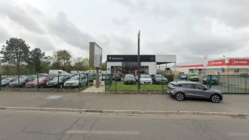 Vue de la rue devant HARBOT automobiles, Saint-Ouen-l'Aumône
