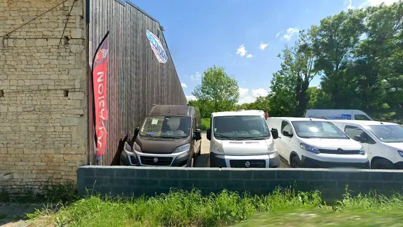 Vue de la rue devant Secondigné automobiles Réseau AUTOFIT, Secondigné-sur-Belle
