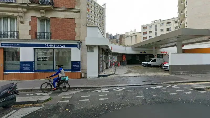 Vue de la rue devant Garage reparation automobiles Relais Du Bel Air, Paris