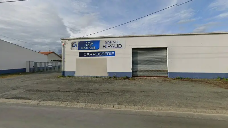 Vue de la rue devant Garage RIPAUD Carrosserie, Saint-Martin-des-Noyers