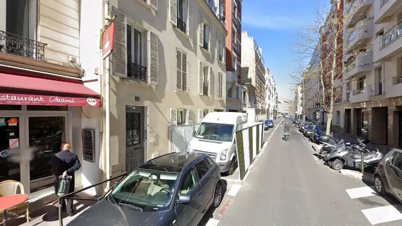 Vue de la rue devant VAL DE SEINE AUTOMOBILE, Levallois-Perret