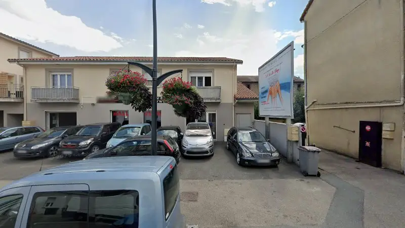 Vue de la rue devant Republique Automobile, Firminy