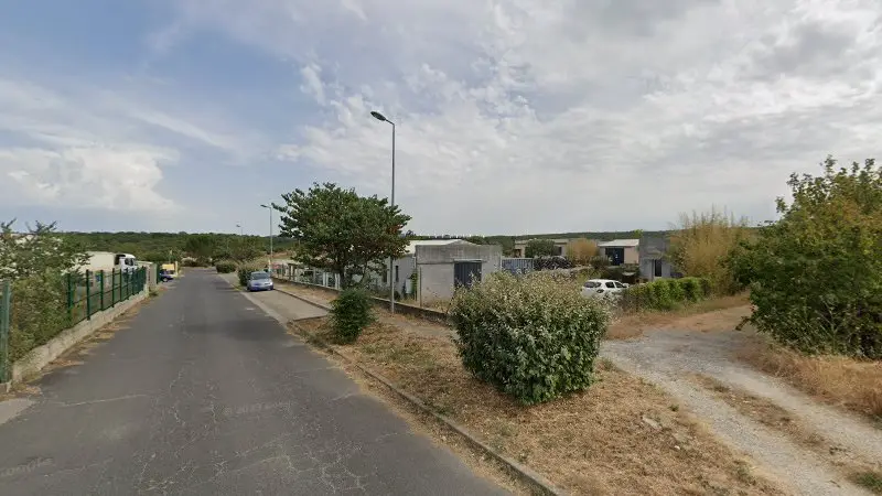 Vue de la rue devant PNEU CIGALOIS, Saint-Hippolyte-du-Fort