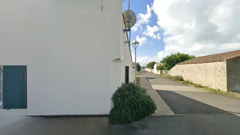 Vue de la rue devant French Car Parts, Sainte-Marie-de-Ré