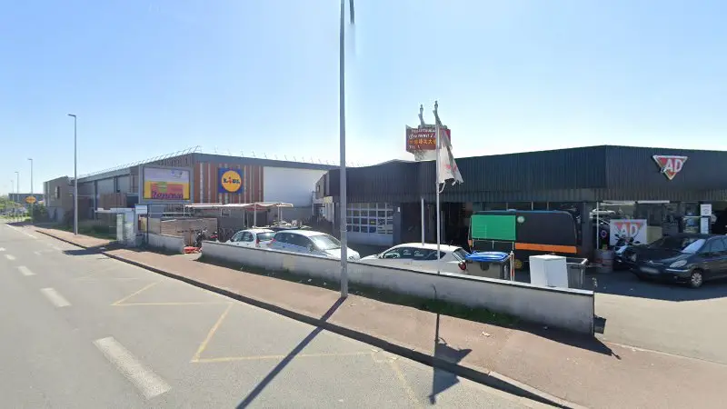 Vue de la rue devant Garage Cenon - Réseau AD / SANS père et fils, Cenon