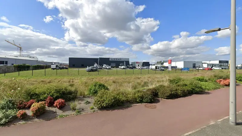 Vue de la rue devant NISSAN GARAGE - SABLE SUR SARTHE, Sablé-sur-Sarthe