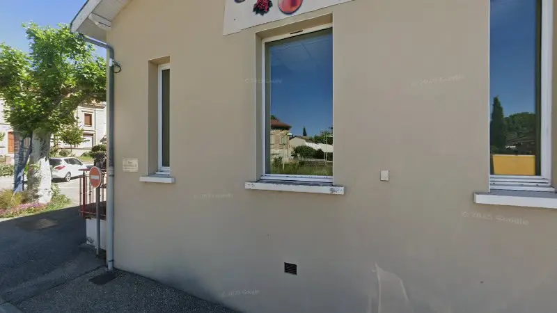Vue de la rue devant Auto Moto Des 2 S, Bougé-Chambalud