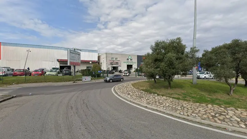 Vue de la rue devant Centre contrôle technique DEKRA (AUTO - MOTO), Aubagne