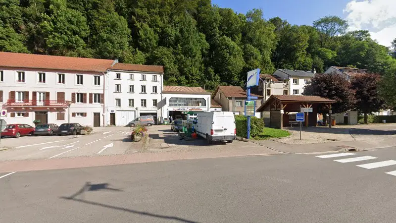Vue de la rue devant Garage Grisot Jean Noël, Plombières-les-Bains