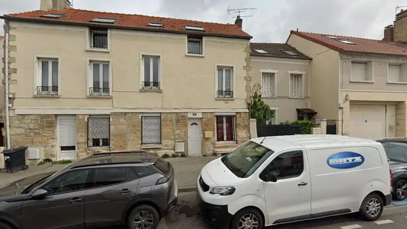 Vue de la rue devant Réparation pneu et changement de pneu, Saint-Ouen-l'Aumône