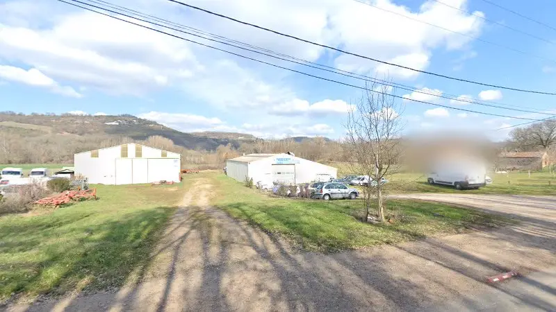 Vue de la rue devant Carrosserie Roussel, Les Cabannes