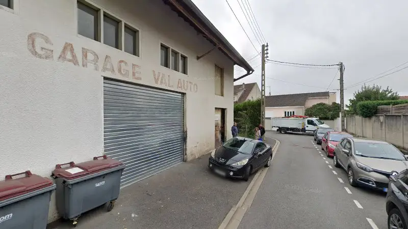Vue de la rue devant Carrosserie Auto Val, Saclay