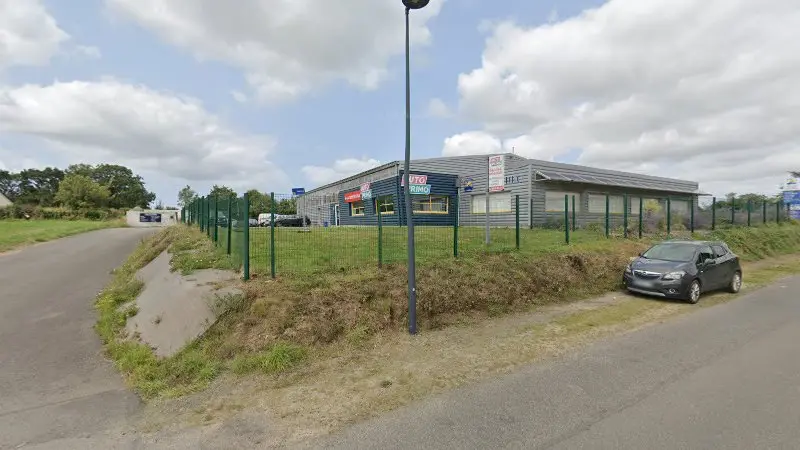 Vue de la rue devant Autoprimo - Garage Mobihan, Plounévez-Lochrist