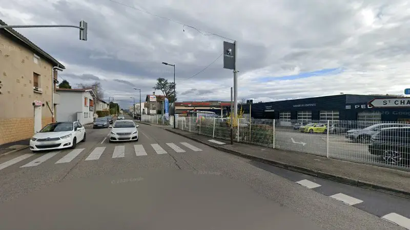 Vue de la rue devant Carrosserie Peinture, Sorbiers