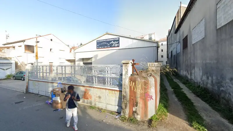 Vue de la rue devant Carrosserie Autolift, Alès