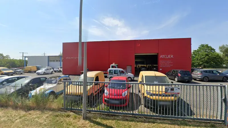 Vue de la rue devant Noyant Automobiles Sarl - Citroën, Noyant-de-Touraine
