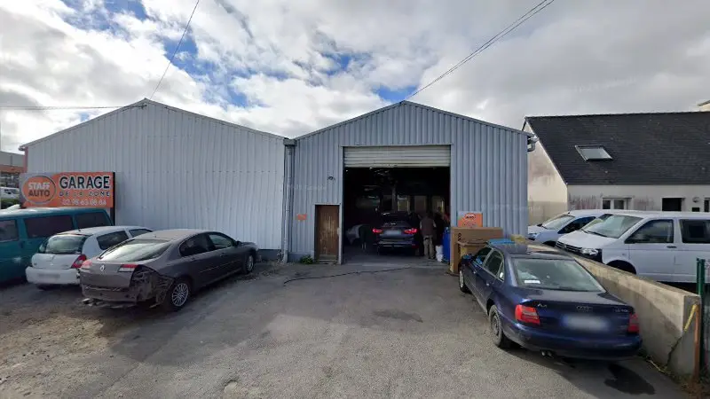 Vue de la rue devant Garage de la Zone, Saint-Martin-des-Champs