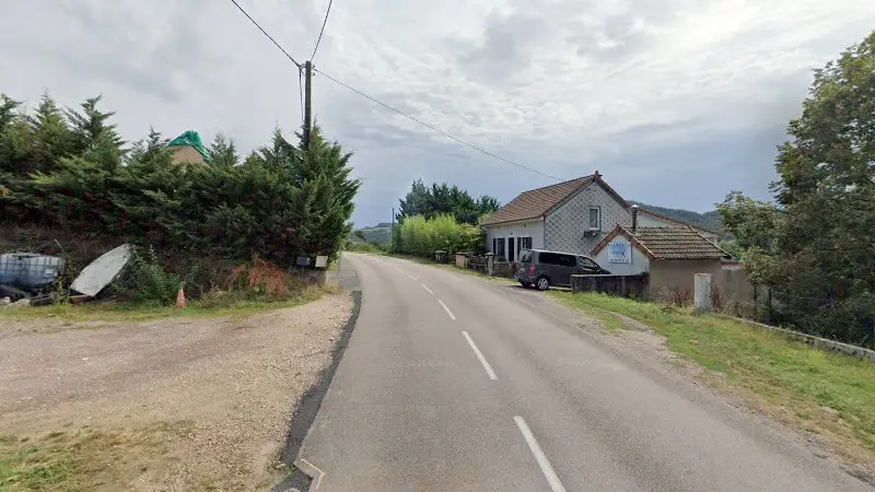 Vue de la rue devant MC Dépannages auto, PL, Saint-Sernin-du-Bois