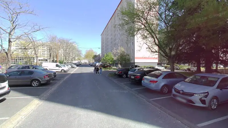 Vue de la rue devant F&R cars Dépannage et Remorquage, Orléans