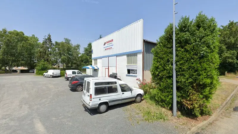 Vue de la rue devant Garage les Sablonnières, Seiches-sur-le-Loir