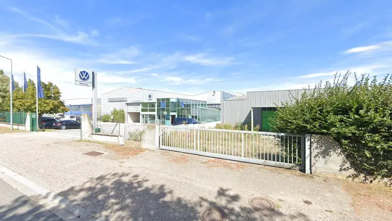 Vue de la rue devant SARL CESANA AUTOMOBILES Volkswagen, Montbrison