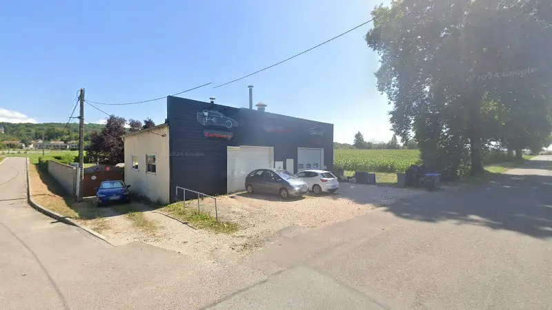 Vue de la rue devant Carrosserie Humblot, Gy