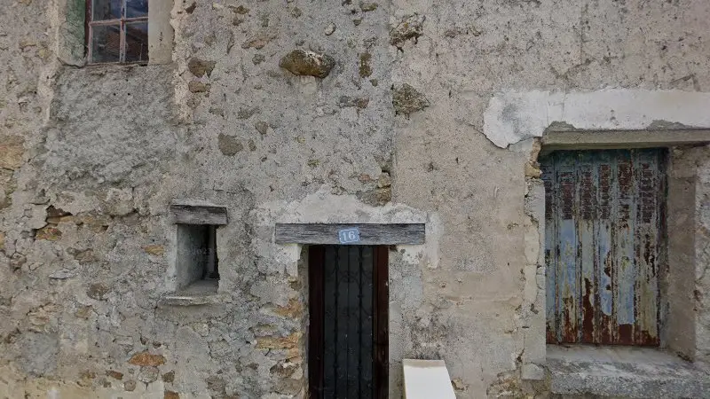 Vue de la rue devant Sablonniere Auto Service, Sablonnières