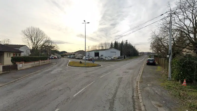 Vue de la rue devant Carrosserie Prosdocimi, Saint-Juéry
