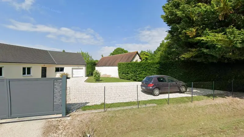 Vue de la rue devant Garage Portier, Montrieux-en-Sologne