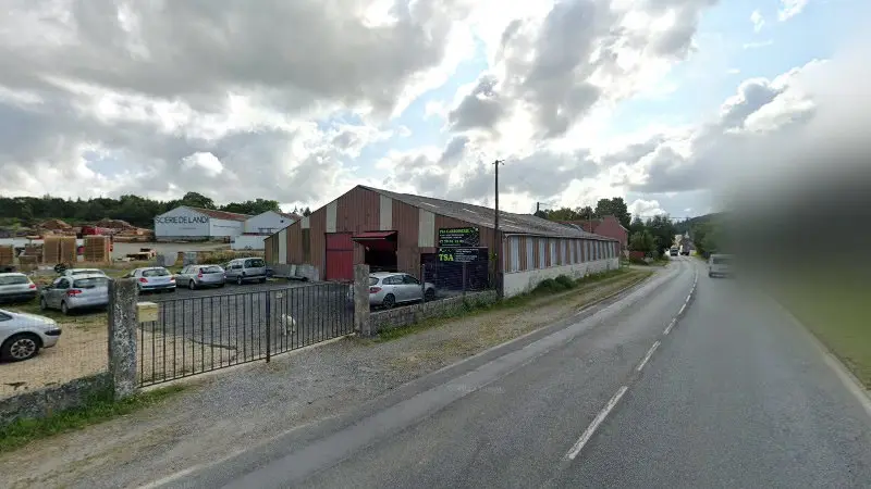 Vue de la rue devant Tsa Carrosserie, Landivisiau