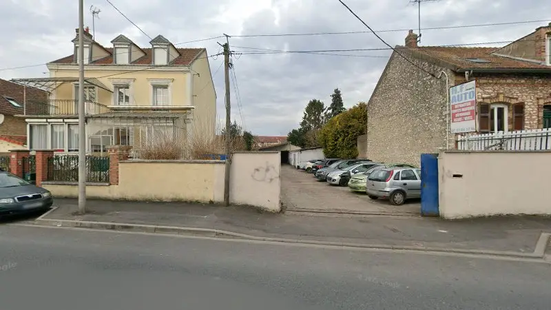 Vue de la rue devant HF AUTOS, Montereau-Fault-Yonne
