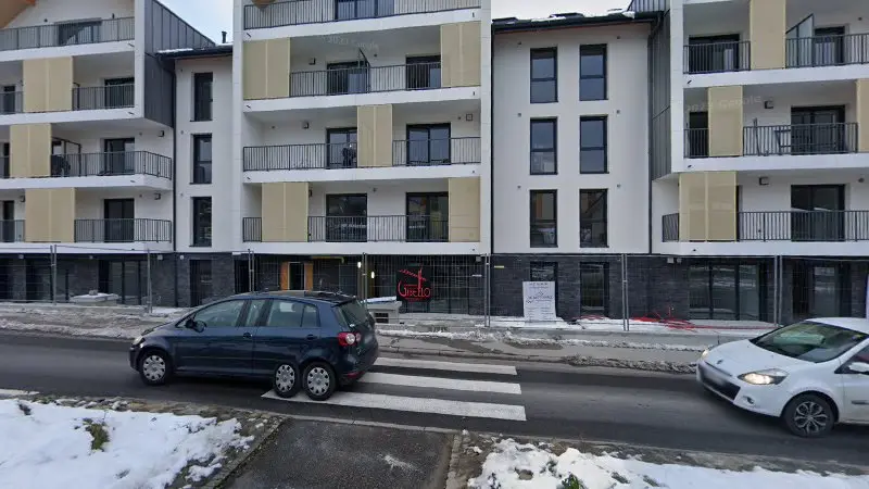 Vue de la rue devant Les Nouveaux Garages, Bons-en-Chablais