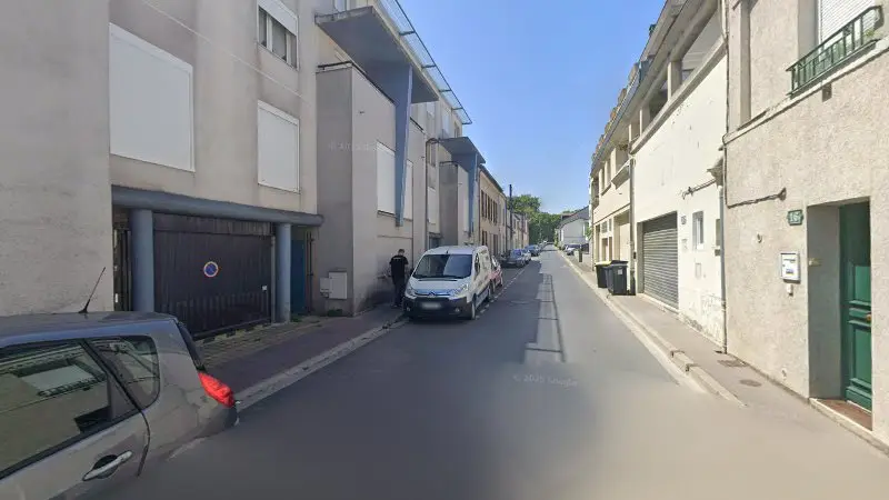 Vue de la rue devant Carrosserie René Tys, Reims