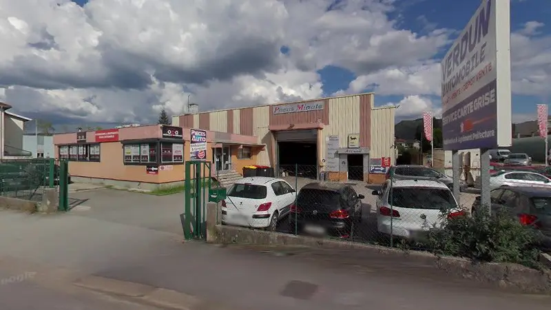 Vue de la rue devant Pneumatiques et Entretien Minute, Oyonnax
