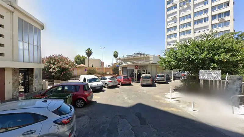 Vue de la rue devant BMW BMW Série 1, Toulon