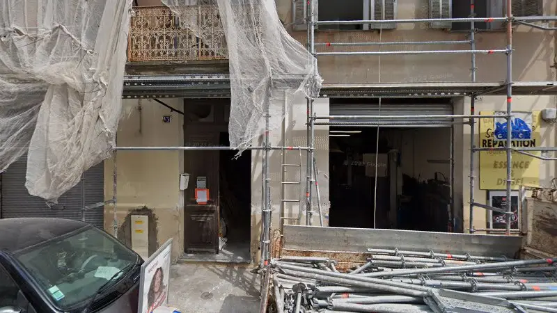 Vue de la rue devant Motrio - Azur Garage, Vallauris