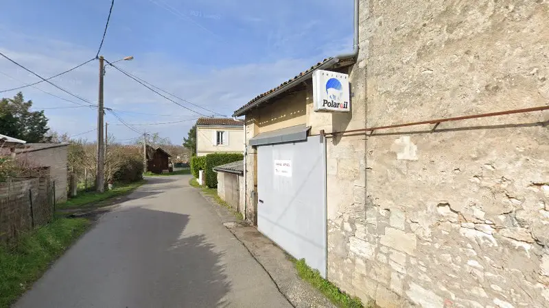 Vue de la rue devant Garage Azpiazu, Saint-Loubès