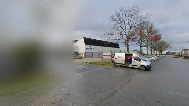 Vue de la rue devant Eurorepar Vannes Auto 56, Vannes