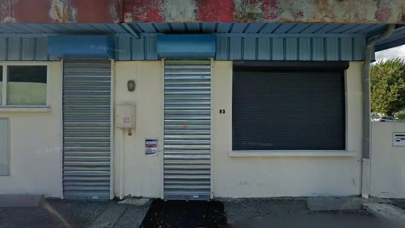 Vue de la rue devant 1,2,3 AutoService, Scionzier