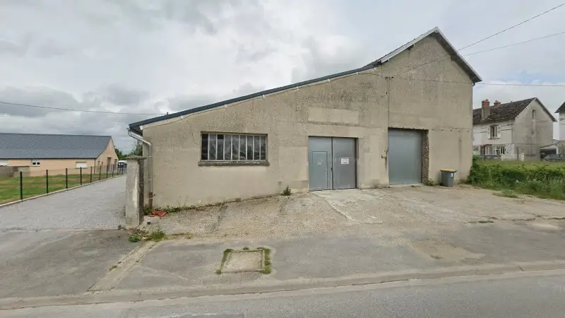 Vue de la rue devant Avatacar, Saint-Erme-Outre-et-Ramecourt