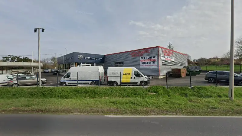 Vue de la rue devant Carrosserie MEILHAUD, Lezoux